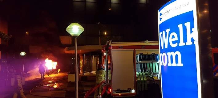 Ολλανδία: Φορτηγό έπεσε στα γραφεία γνωστής εφημερίδας και τυλίχτηκε στις φλόγες (Βίντεο)